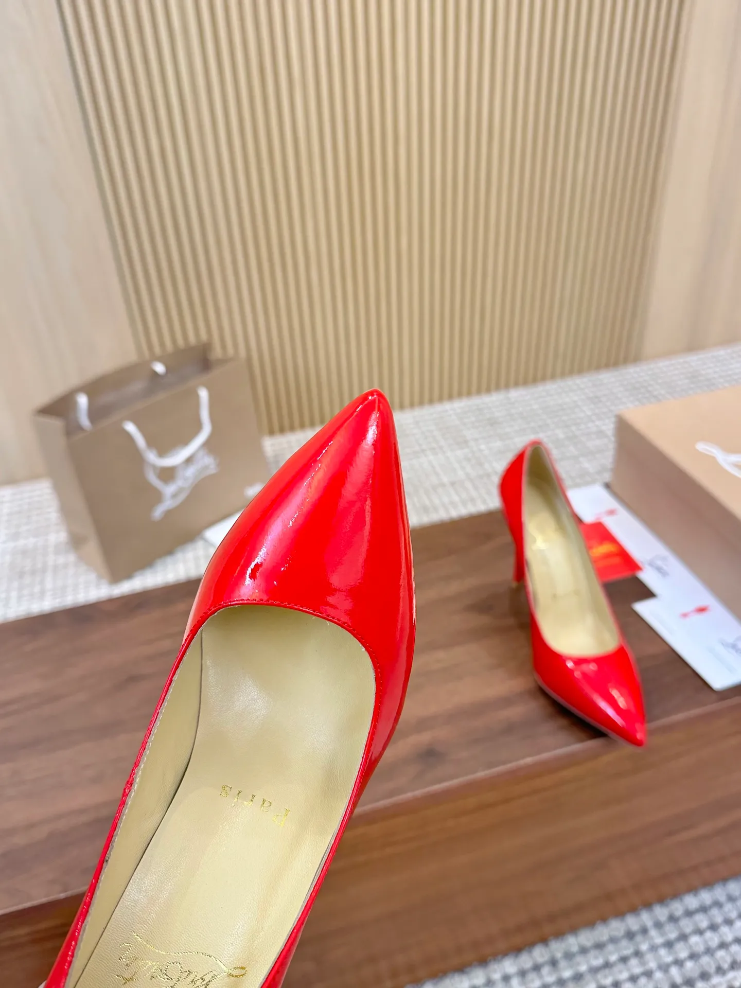 👟👟Ex-factory price 440👟👟 Genuine leather sole +40 Year-round shipment💝Christian Louboutin CL👠 Classic "💎Cow Patent Leather💎 Series" noble and luxurious, real blingbling👟👟 Real materials, all customized by the pattern maker, and the materials are made of original customized materials to achieve the taste of the original 6 color options💍 Upper: Imported 👉cow patent leather💪 Lining: Sheepskin foot pad/lining Size: 34-40.41.42 Heel height: 10.5cm and 8.5cm two options Leather sole Rubber sole